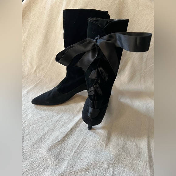 ❌SOLD❌Manolo Blahnik 1990s Velvet with Silk Ribbon Pointed Toe Boots - Picture 2 of 10